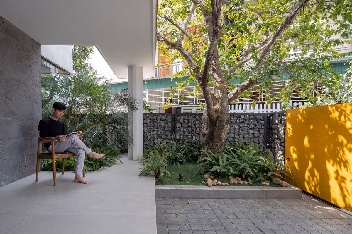 Những khu vườn xen kẽ bao quanh không gian chức năng cung cấp ánh sáng và gió tự nhiên giúp nhà luôn tràn đầy năng lượng và sức sống.