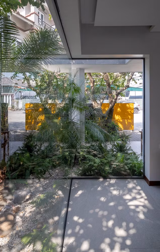 Mong muốn của gia chủ là có được không gian sống chan hòa thiên nhiên, tràn ngập ánh nắng và gió trời.