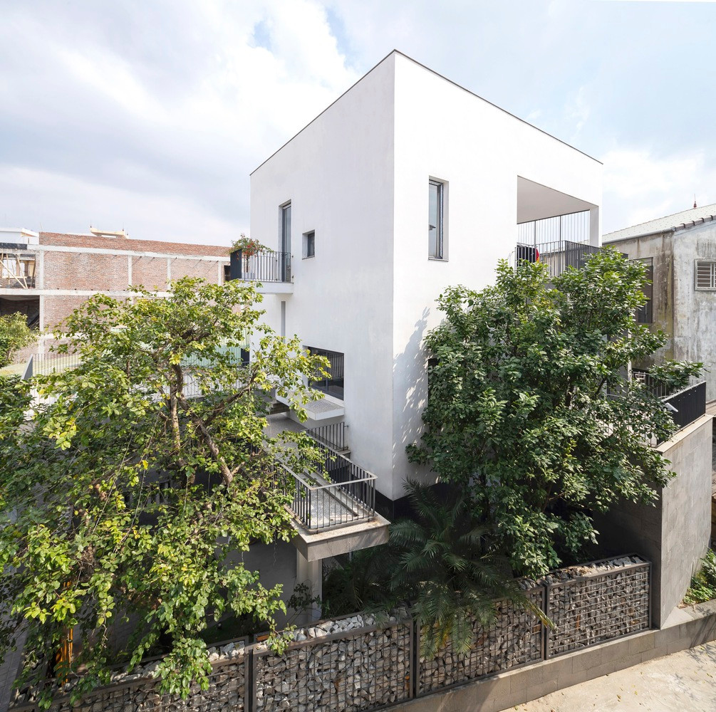 Không gian nối tiếp không gian từ sân vườn trước - hiên trước - phòng khách - phòng ăn - hiên sau đến sân sau.