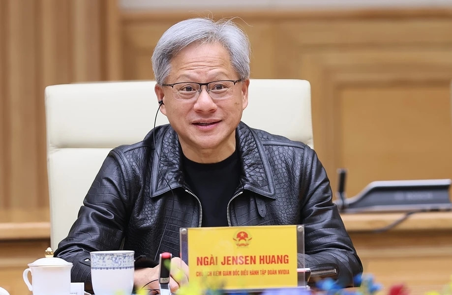 Năm 1993, Jensen Huang cùng hai người bạn là Chris Malachowsky và Curtis Priem thành lập Nvidia với vốn ban đầu 40.000 USD. Jensen Huang giữ chức vụ CEO Nvidia ngay từ khi thành lập. Ảnh: TTXVN