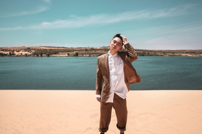 Tuấn Kiệt chia sẻ, kinh doanh bất động sản cực kỳ thách thức và căng thẳng đối với một người còn trẻ. Trong khi đó, Tuấn Kiệt nhờ âm nhạc để "cứu rỗi" tâm hồn mình. Ảnh: Internet