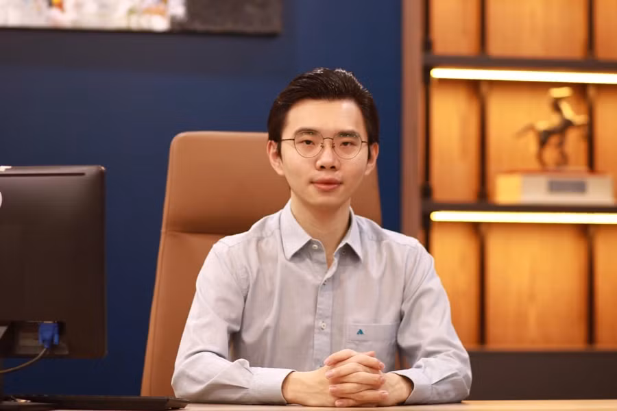 Vưu Tuấn Kiệt hiện hiện là Giám đốc phát triển dự án của công ty Bất động sản Hòa Anh Phát - công ty gia đình của ông Vưu Khải Thành. Tuấn Kiệt cùng với mẹ là CEO, điều hành công ty BĐS để phát triển các dự án lên. Ảnh: Nhịp sống thị trường