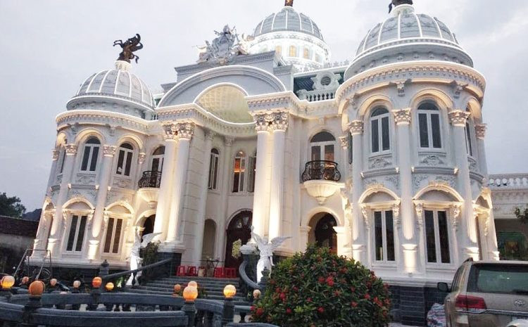 Năm ngoái, trang Odditycentral có bài viết giới thiệu về dinh thự trăm tỷ của một đại gia ở Thanh Hóa.