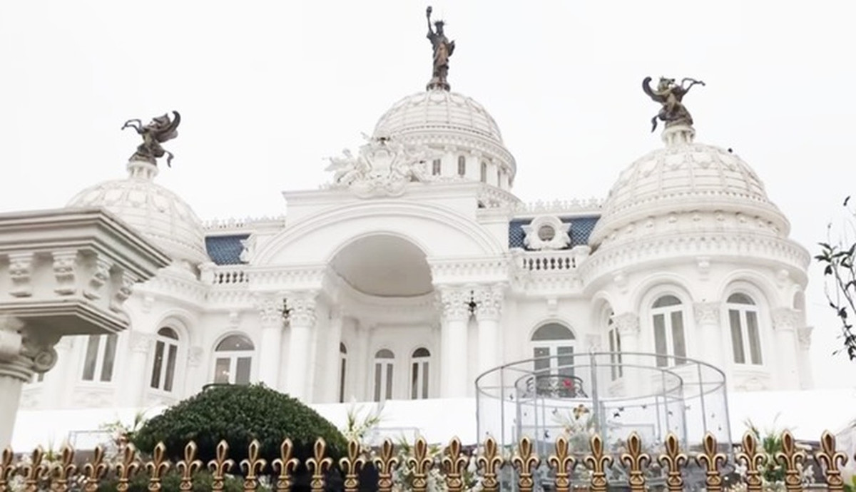 Theo giới thiệu của Odditycentral, căn “biệt thự Xuân Trường” là một trong những tòa nhà bắt mắt nhất ở Việt Nam.