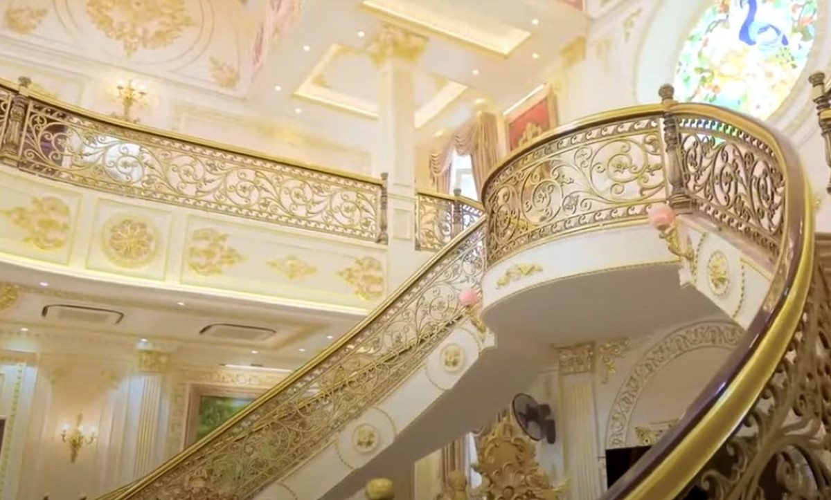 Biệt thự chỉ có 2 tầng, 5 phòng ngủ, một phòng khách rộng và tiền sảnh có cầu thang mạ vàng.