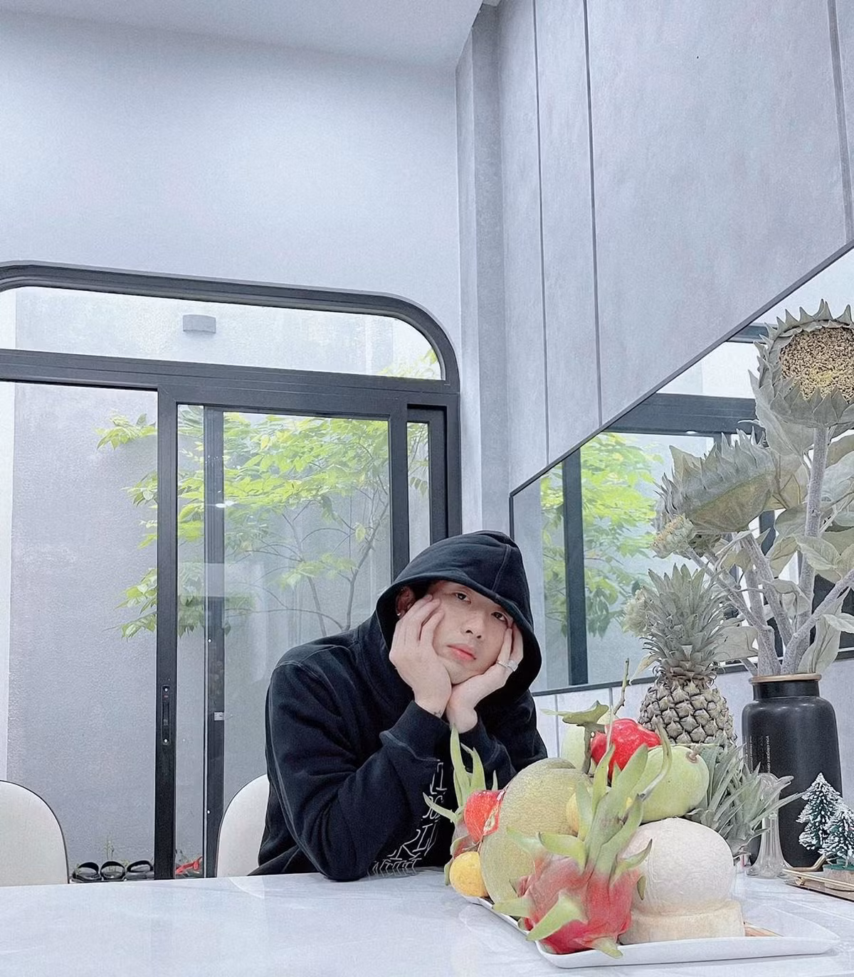 Phòng ăn thiết kế mở nên lúc nào cũng ngập tràn ánh sáng. Ảnh: FBNV