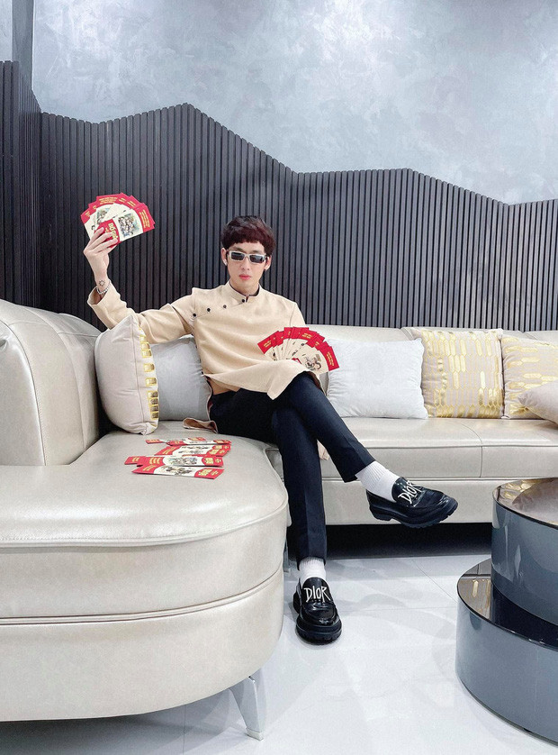 Ngoài những món đồ hàng hiệu hay check in sang chảnh, diễn viên Tuấn Trần cũng khiến khán giả trầm trồ khi hé lộ không gian hiện đại tại Sài Gòn. Ảnh: FBNV