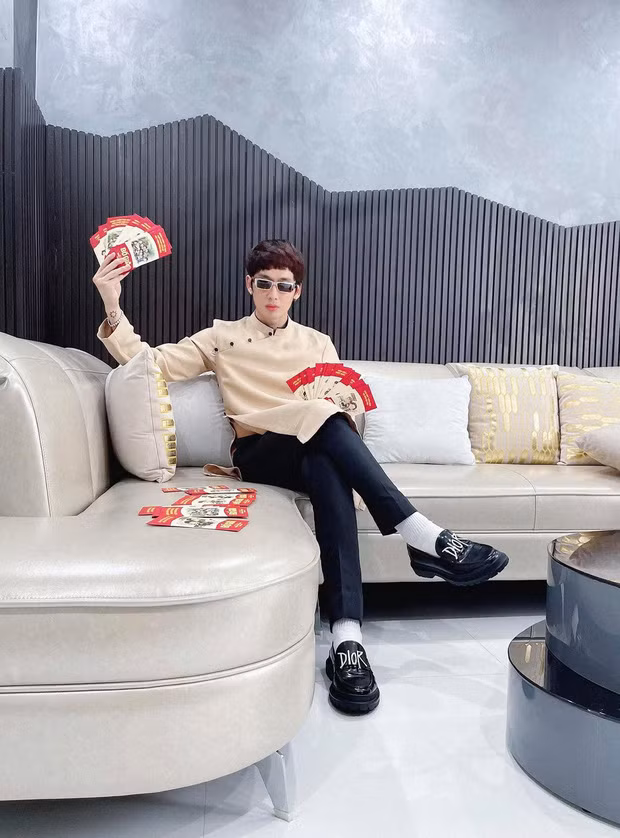 Ngoài những món đồ hàng hiệu hay check in sang chảnh, diễn viên Tuấn Trần cũng khiến khán giả trầm trồ khi hé lộ không gian hiện đại tại Sài Gòn. Ảnh: FBNV