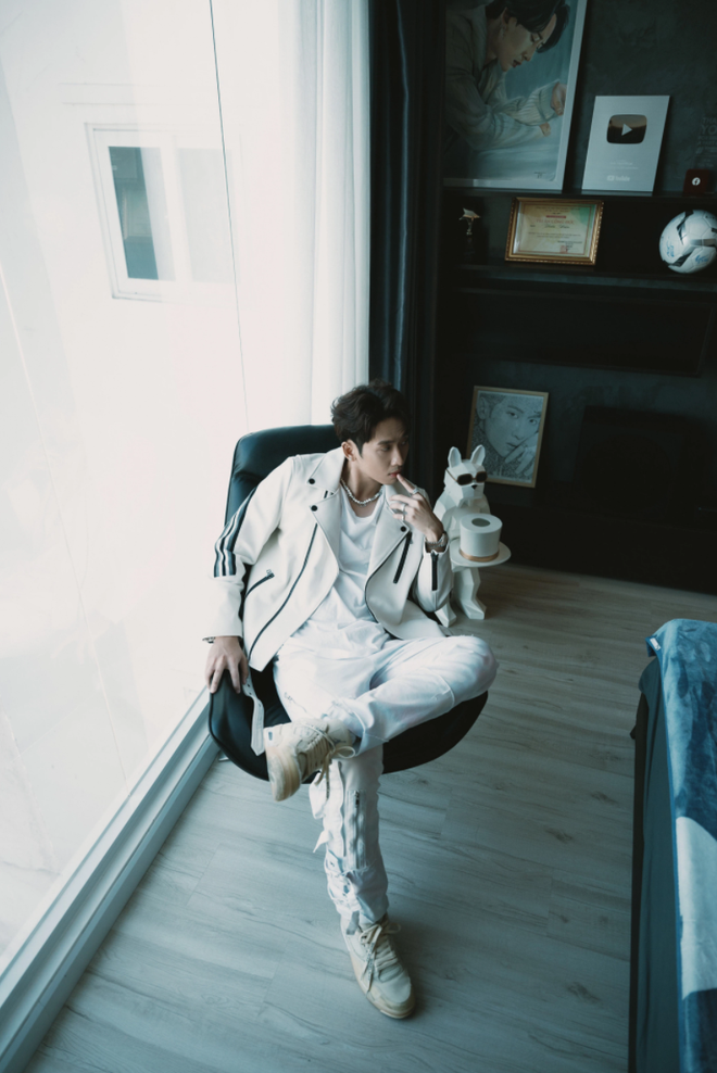 Phòng ngủ mang phong cách hiện đại với vách kính trong suốt. Ảnh: FBNV