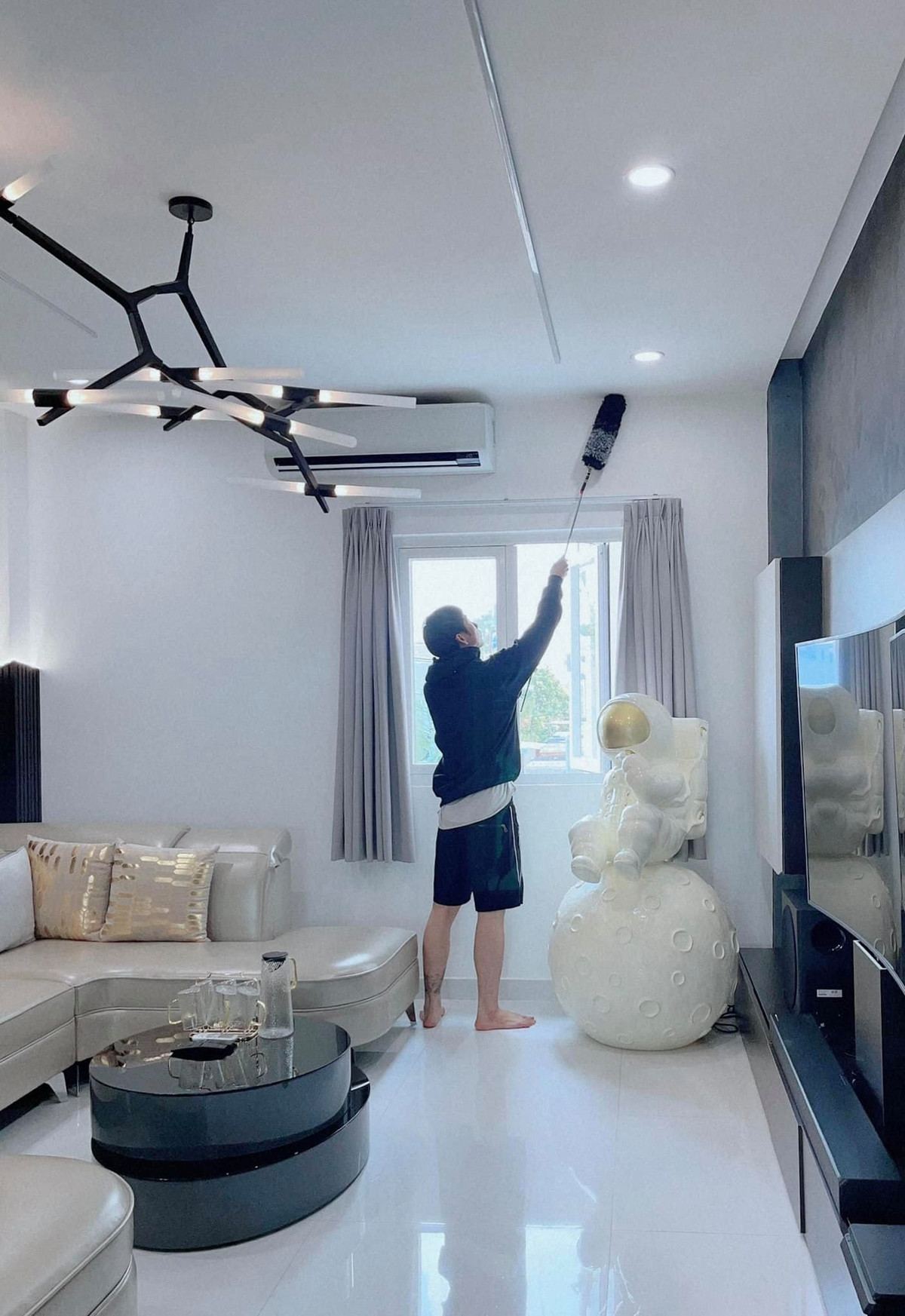 Ghế sofa trắng hình chữ U và chiếc bàn tròn nhỏ nhắn mang đến cảm giác thoáng mát, rộng rãi. Ảnh: FBNV