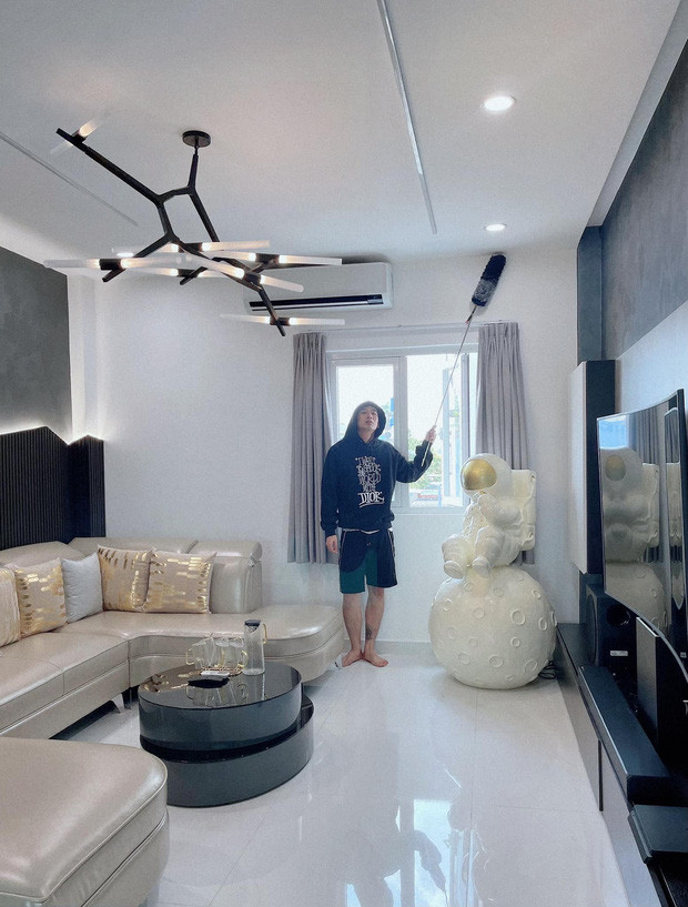 Phòng khách nhỏ nhưng tiện nghi và hiện đại với tivi, bộ bàn ghế hay chiếc đèn trần có thiết kế độc đáo. Ảnh: FBNV