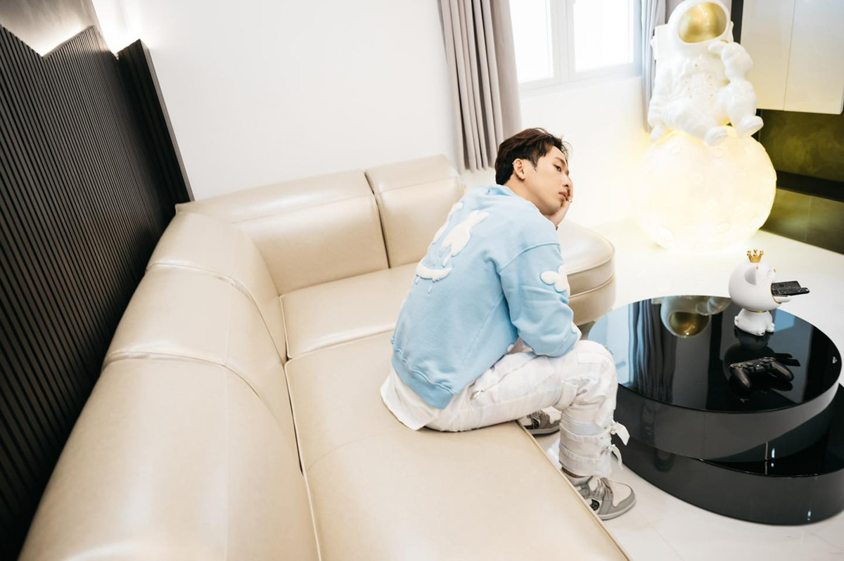 Căn hộ của Tuấn Trần thiết kế đúng gu của nam diễn viên, không cầu kì về nội thất nhưng mang lại cảm giác sang trọng. Ảnh: FBNV