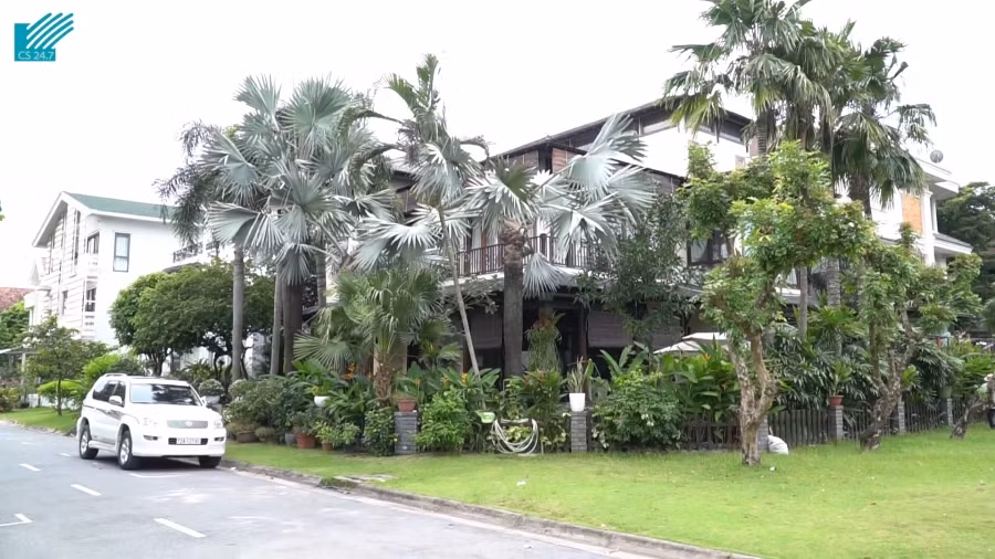 Căn biệt thự được thiết kế với phong cách Đông Dương cổ điển, xung quanh là khuôn viên xanh mát. Ảnh: Internet