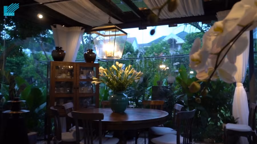 Trong khuôn viên biệt thự có căn nhà kính là nơi để nghỉ ngơi, thư giãn. Ảnh: Internet