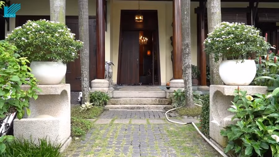 Lối vào mộc mạc với cửa gỗ và đèn treo bằng tre. Ảnh: Internet