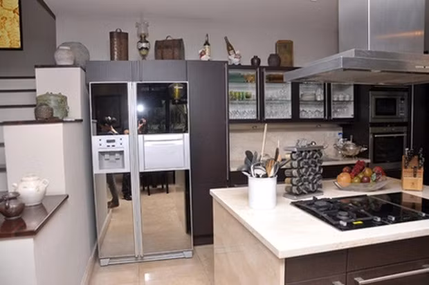 Phòng bếp liền kề với phòng khách, không sử dụng vách ngăn để kết nối không gian và kết nối các thành viên. Ảnh: Internet