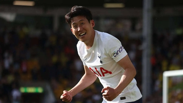  Son Heung-min là ngôi sao bóng đá được yêu thích nhất xứ kim chi. Nam cầu thủ xứ Hàn được coi là một trong những tiền đạo xuất sắc nhất thế giới khi giành được Chiếc giày vàng Premier League mùa giải 2021 - 2022 và là cầu thủ châu Á đầu tiên làm được điều này. Ảnh: TEAMtalk