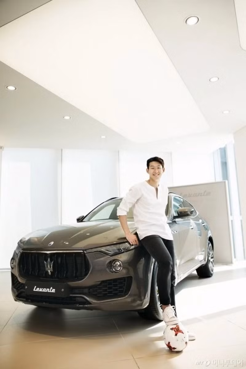 Nổi tiếng với tốc độ và năng lượng của một tiền đạo, không ngạc nhiên khi Son Heung-min thích những chiếc xe tốc độ cao. Ảnh: @bestgug/Twitter