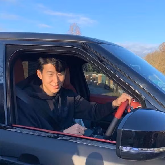 Theo truyền thông Anh, bộ sưu tập xe của Son Heung-min trị giá 1,5 triệu bảng Anh (hơn 42 tỷ đồng) bao gồm Ferrari LaFerrari, Audi R8 Coupe, Maserati Levante, Range Rover và Bentley Continental GT. Ảnh: SCMP