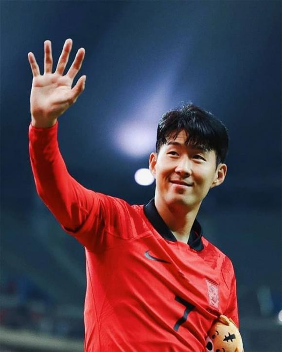 Trước đó, khi gia nhập Tottenham vào năm 2015, Son Heung-min được trả với giá 22 triệu bảng (hơn 623 tỷ đồng) và trở thành cầu thủ bóng đá châu Á đắt giá nhất vào thời điểm đó. Ảnh: Tottenham Hotspur