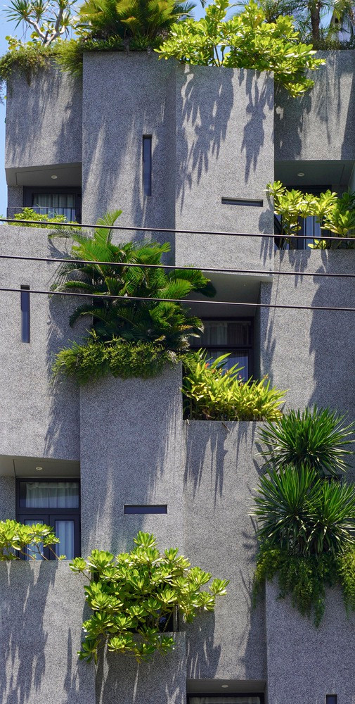 Ngoại thất sử dụng chất liệu đá mài với bề mặt nhám, khơi gợi nhiều cảm xúc đa dạng dưới ánh nắng và giữa khung cảnh cây xanh đồng thời thích ứng với khí hậu miền Trung.