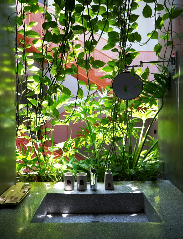 Các khối xanh tự nhiên được sử dụng để trồng cây xanh bên ngoài và bố trí nội thất bên trong phục vụ các công năng nội thất như tủ quần áo, bàn làm việc, phòng tắm hay phòng vệ sinh.