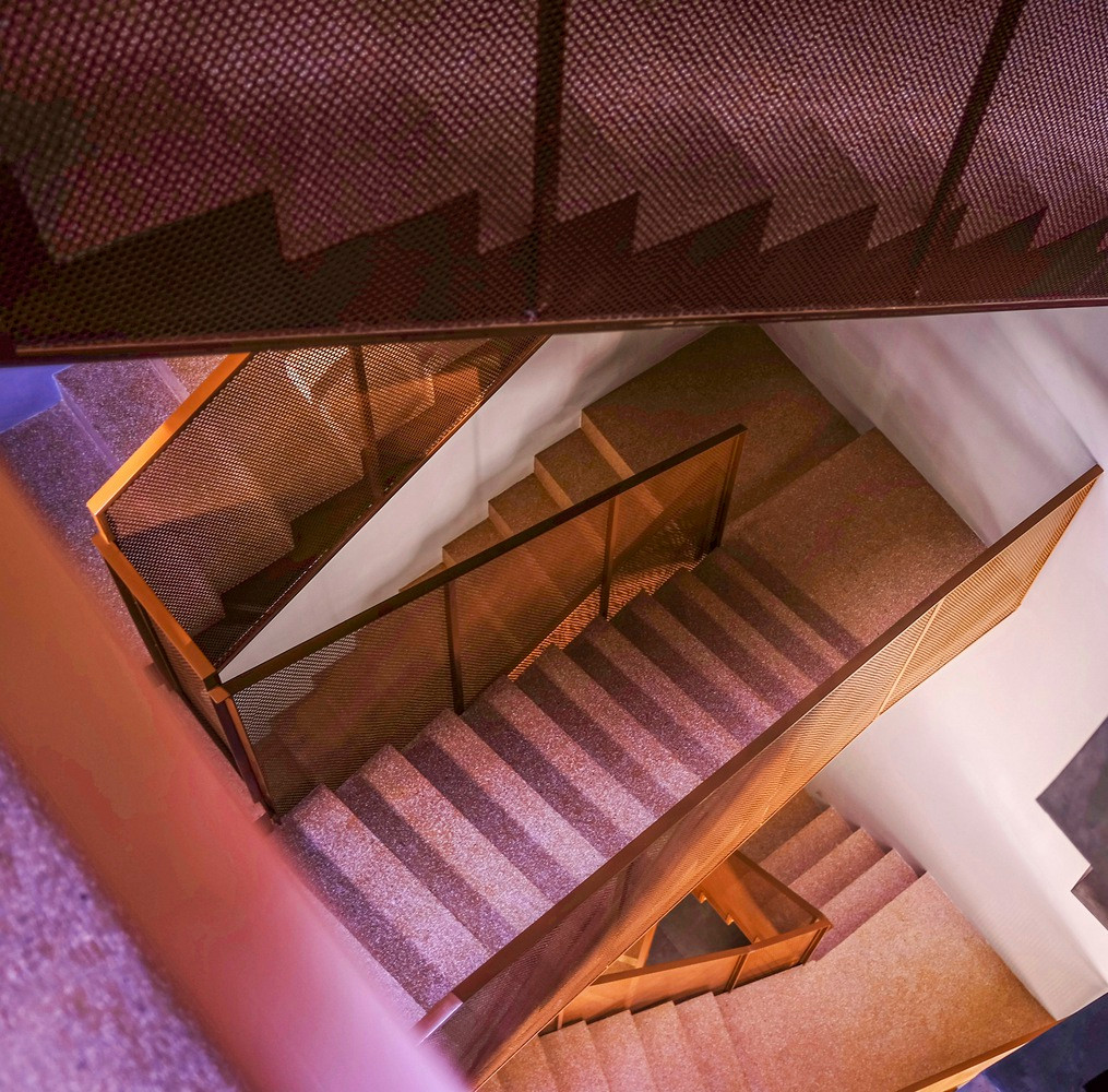 Với thiết kế ấn tượng, cầu thang dẫn vào một hành trình khám phá hấp dẫn, bắt đầu từ tầng trệt và đi lên tầng thượng