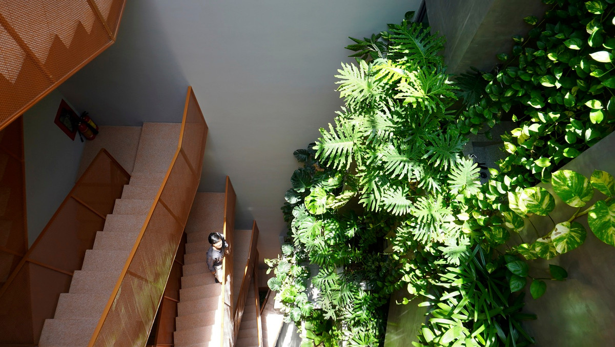 Điều này tạo nên sự kết hợp độc đáo giữa kiến trúc và thiết kế nội thất, thúc đẩy tính tự phát và đa dạng trong từng không gian.