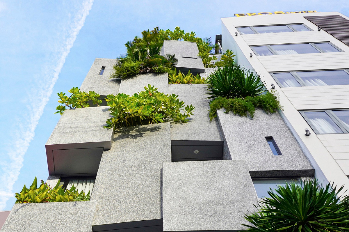 Thay vì cấu trúc xếp lớp truyền thống với ban công và cửa sổ như những ngôi nhà phố điển hình, ý tưởng được hình thành từ module khối cây.