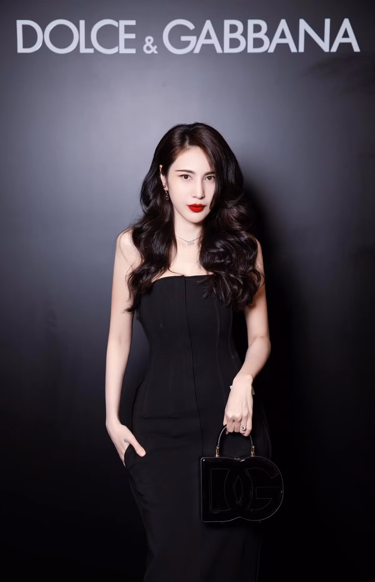 Phản hồi những ý kiến trái chiều, Thủy Tiên cho biết bán hàng online không có gì xấu. Nữ ca sĩ khẳng định bản thân kiếm tiền từ việc mua bán chân chính, không xin hay lấy của ai, cũng không phạm pháp hay vi phạm đạo đức. Ảnh: FBNV