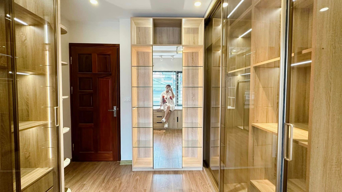 Căn phòng trước khi được sắp xếp đồ đạc.