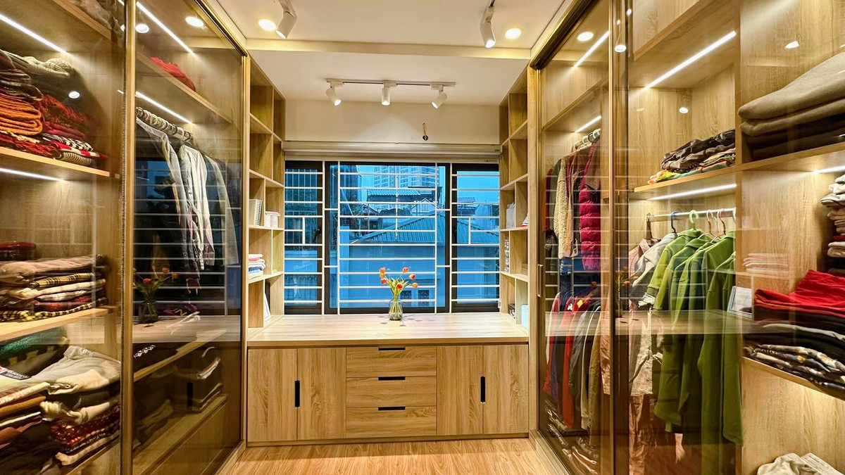 Vợ chồng MC Hoàng Linh sửa sang phòng thay đồ, lắp thêm hệ tủ mới để có nhiều không gian chứa đồ hơn.