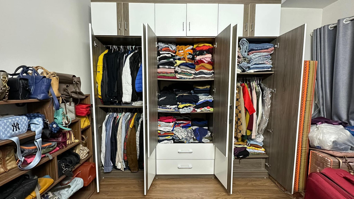 Trước đó, căn phòng của MC Hoàng Linh cũng có tủ và kệ nhưng không đủ sức chứa nên tạo cảm giác khá lộn xộn.