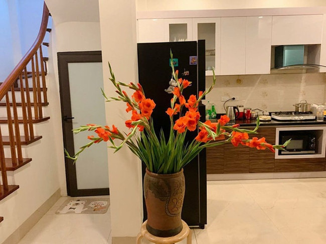 Phòng bếp khá rộng rãi với hai tông màu chính là trắng và nâu.