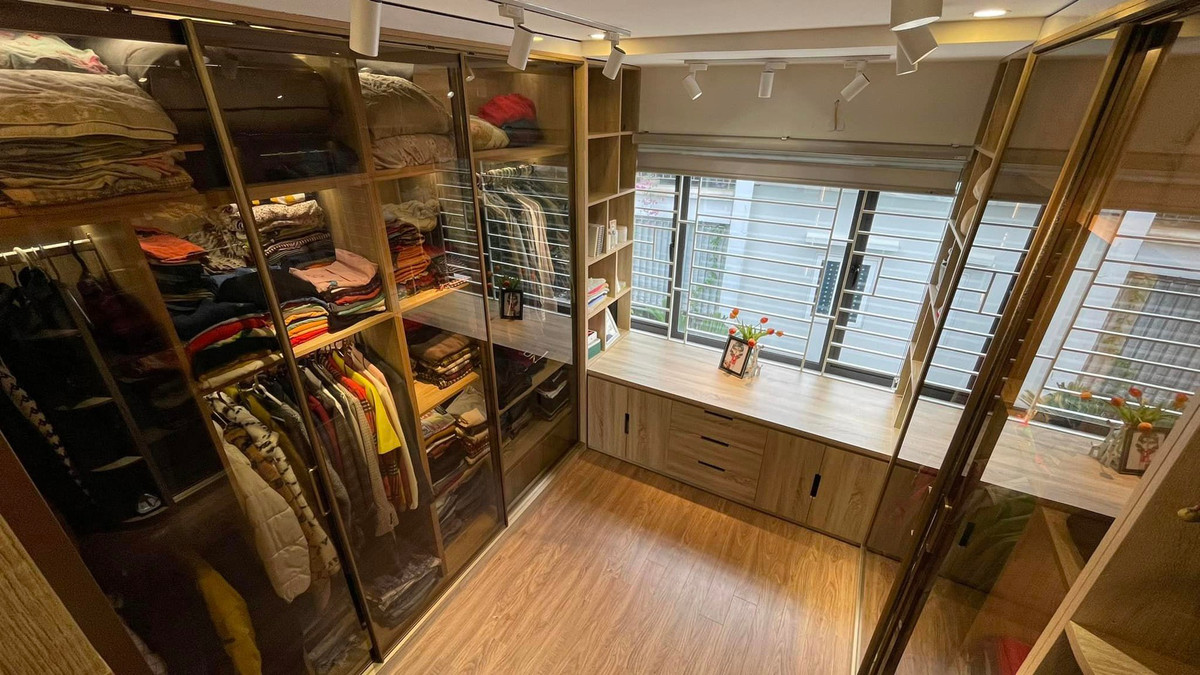 Hiện tại, phòng thay đồ của MC Hoàng Linh gọn gàng và sáng sủa hơn, chẳng khác nào store thời trang.