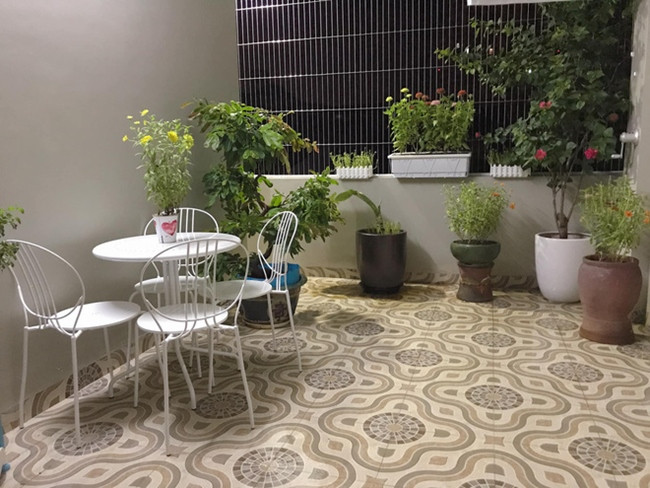 Tại khu vực ban công, vợ chồng MC Hoàng Linh trồng nhiều cây xanh, các loại hoa đồng thời bố trí bộ bàn ghế thư giãn. Nguồn ảnh; FBNV