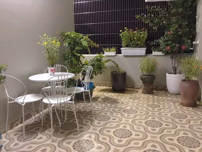 Tại khu vực ban công, vợ chồng MC Hoàng Linh trồng nhiều cây xanh, các loại hoa đồng thời bố trí bộ bàn ghế thư giãn. Nguồn ảnh; FBNV