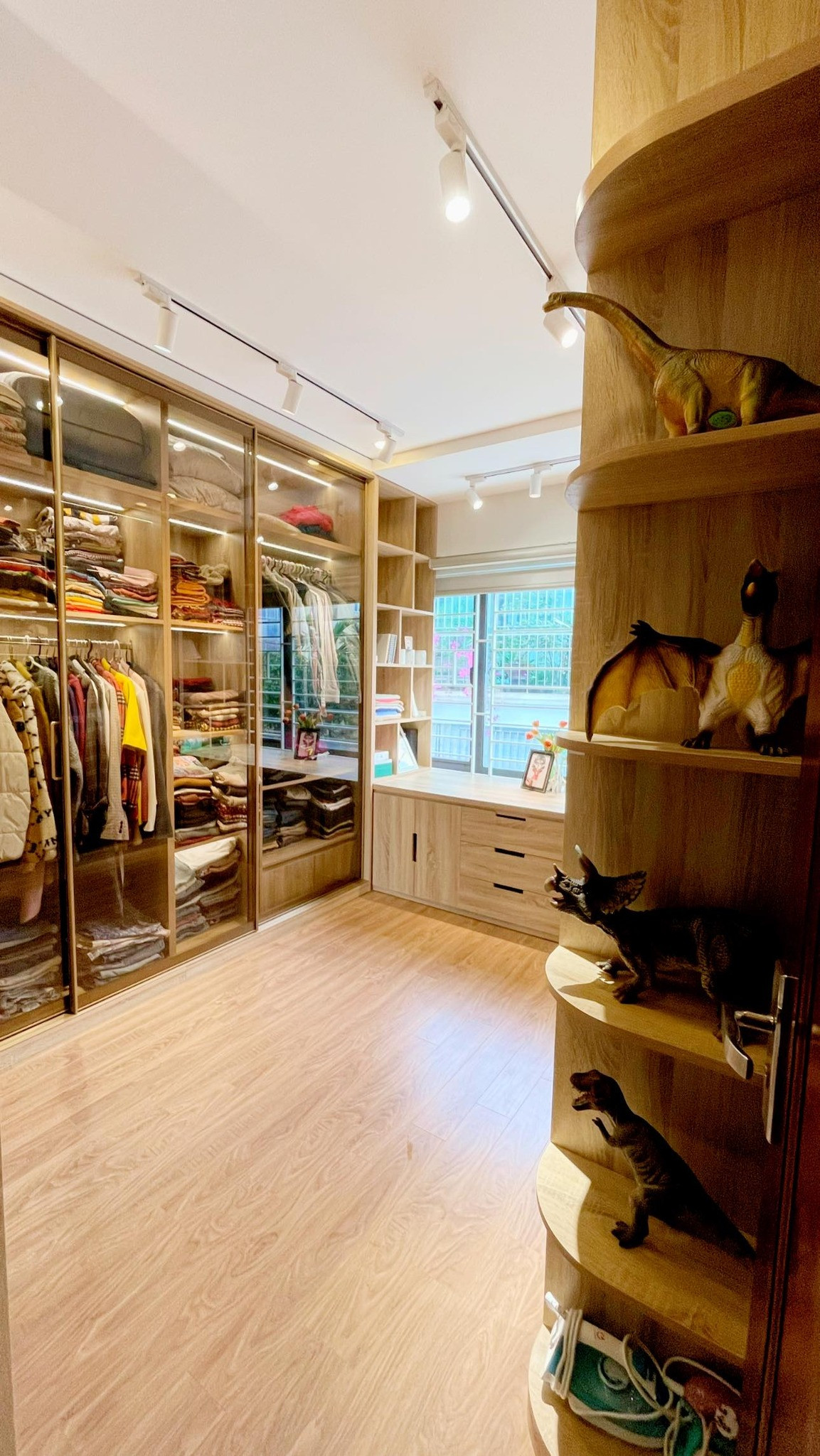 So với trước đây, căn nhà hiện tại đã lột xác, đẹp và nhiều sức sống, màu sắc hơn.