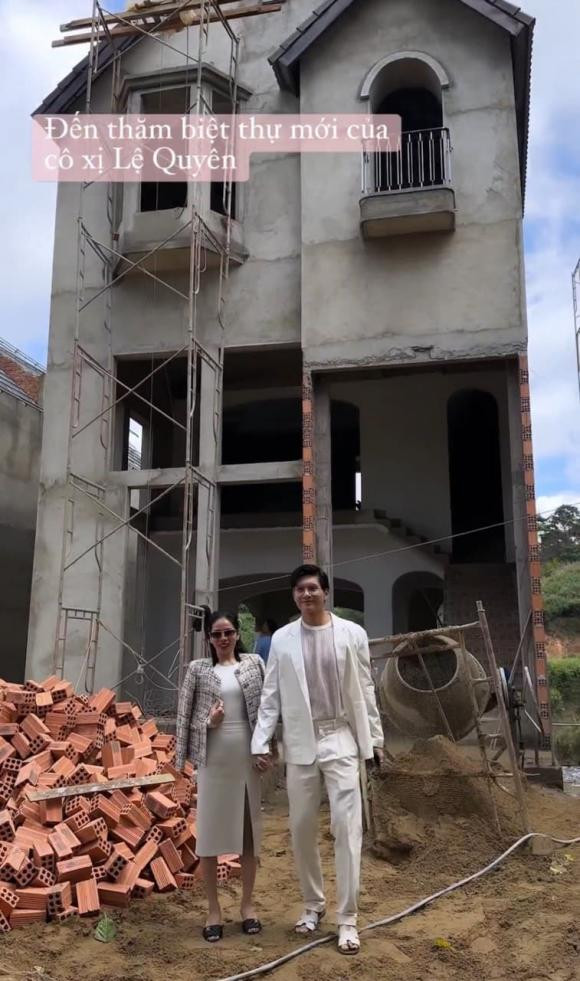 Mới đây, trên Story ở trang Instagram cá nhân, ca sĩ Lệ Quyên bất ngờ hé lộ cảnh đi thăm biệt thự đang trong quá trình xây dựng.