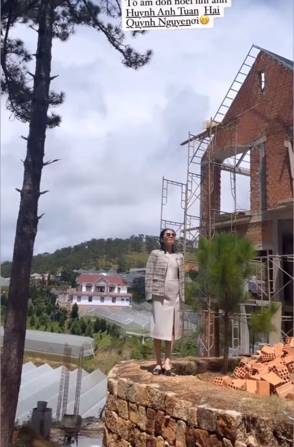 Qua đoạn clip được chia sẻ, có thể thấy biệt thự đang xây của Lệ Quyên rộng rãi và hoành tráng khiến nhiều người trầm trồ.