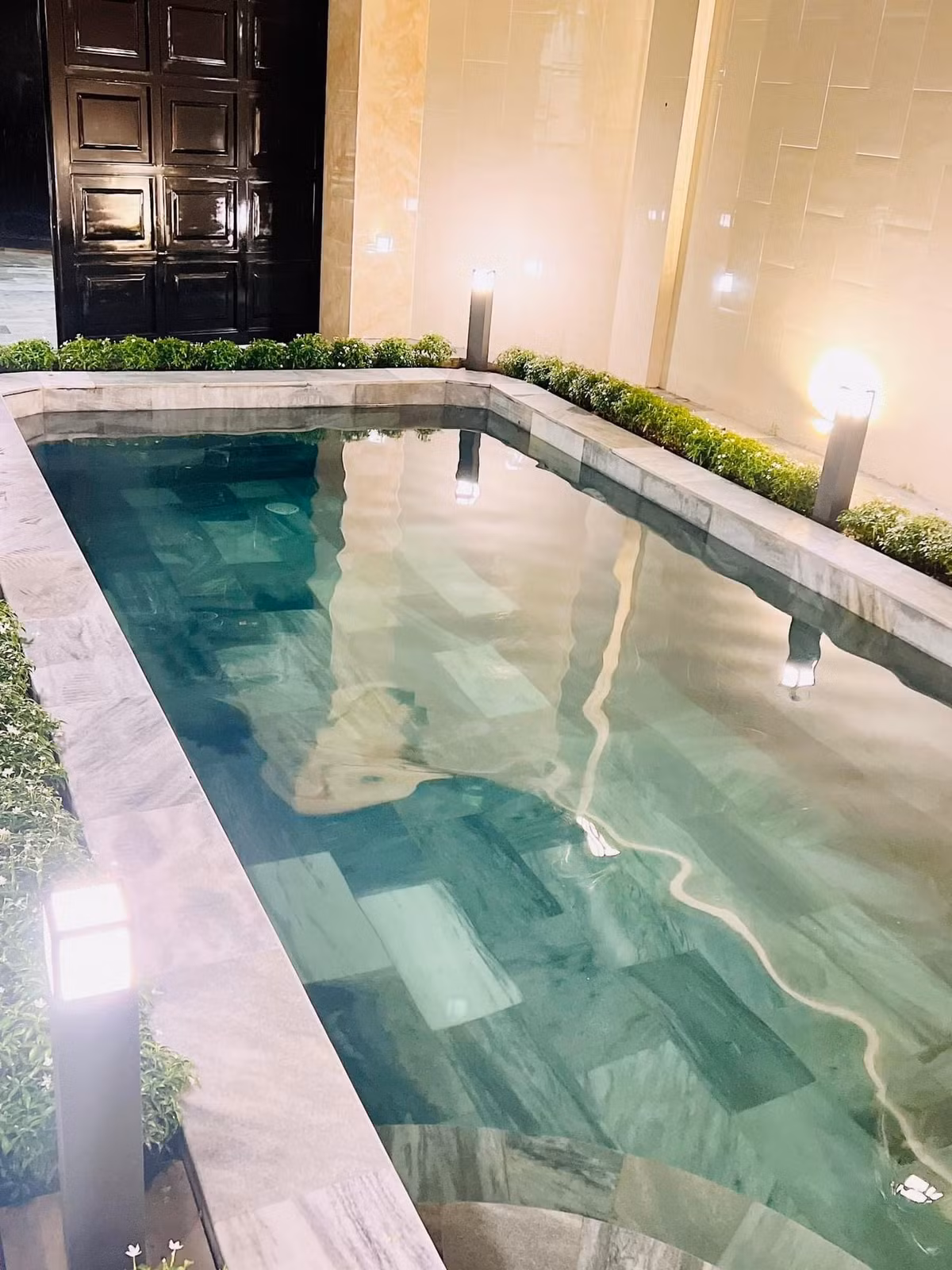 Trong khuôn viên nhà còn có khoảng sân vườn và bể bơi rộng rãi. Nguồn ảnh: chụp màn hình, FBNV