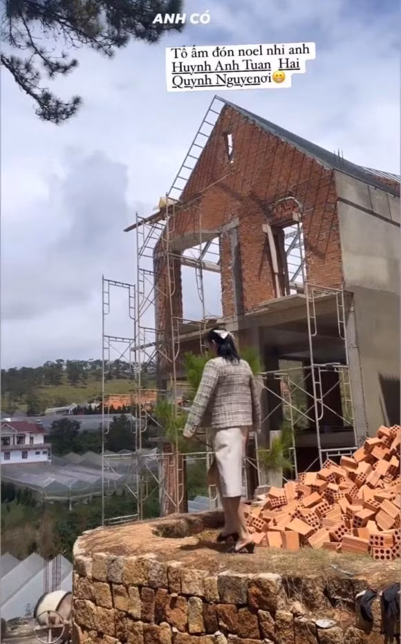 Biệt thự vẫn đang trong quá trình xây dựng, vẫn còn ngổng ngang.