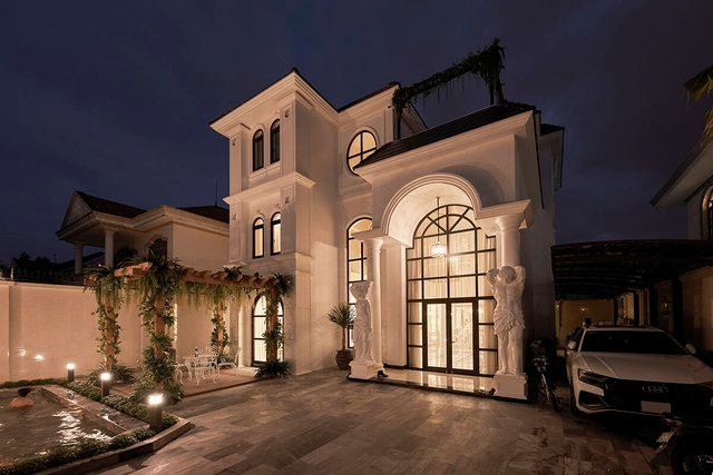 Biệt thự nguy nga bề thế với ánh đèn màu vàng bao trùm, càng trở nên lộng lẫy hơn trong buổi đêm.