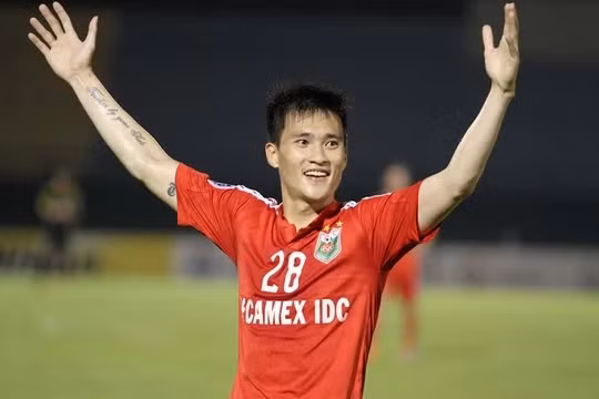 Khi sang B.Bình Dương, Công Vinh bỏ túi tiền lót tay 5 tỷ kèm mức lương 40 triệu đồng/tháng dù đó là thời điểm kinh tế khó khăn. Ảnh: Người lao động