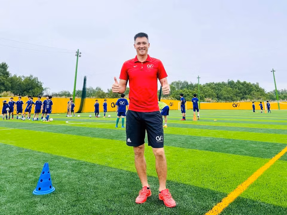 Ngoài bóng đá, Lê Công Vinh còn kiếm tiền tỷ từ các hợp đồng quảng cáo của nhiều hãng hay các show truyền hình, sự kiện lớn. Thêm nữa, Công Vinh tỏ ra rất nhạy bén trong việc lấn sân sang lĩnh vực bất động sản, đầu tư vào học viện bóng đá... Ảnh: FBNV