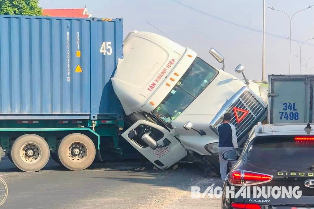 Xe dau keo mat lai lat nghieng, quoc lo 5 un u khoang 2 gio