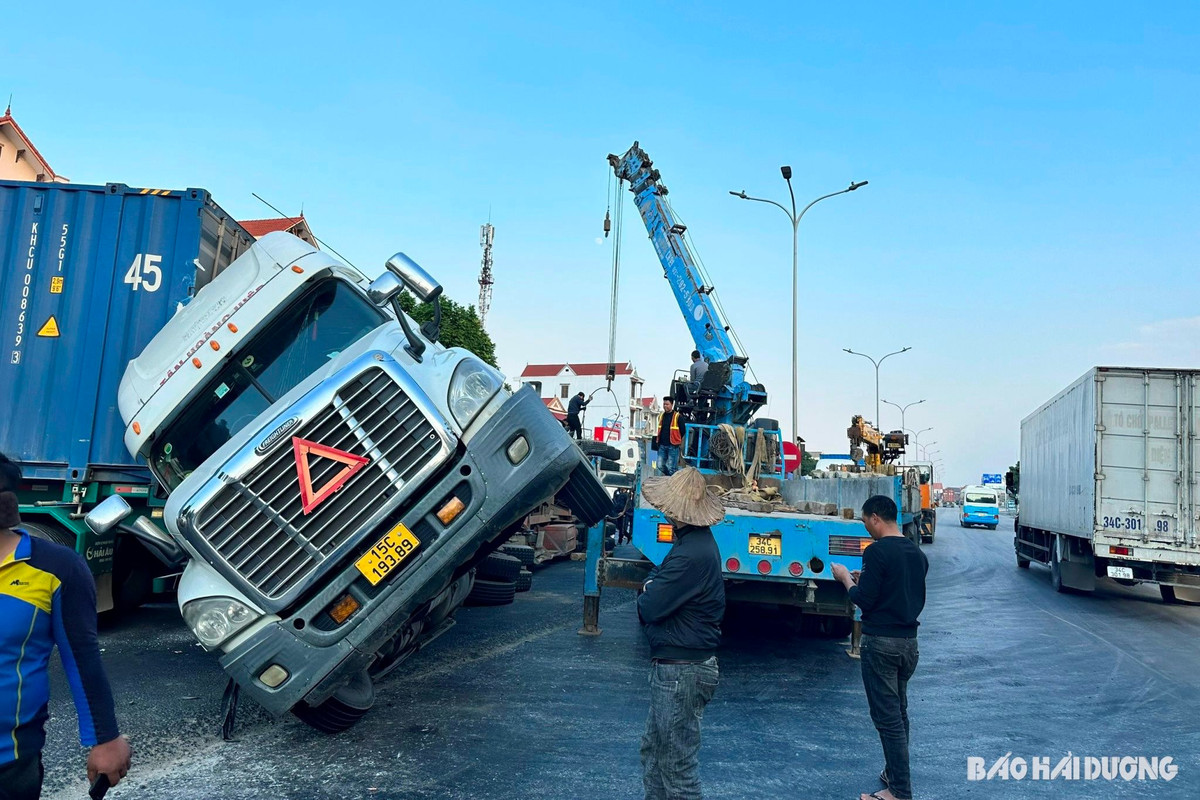 Xe dau keo mat lai lat nghieng, quoc lo 5 un u khoang 2 gio-Hinh-3