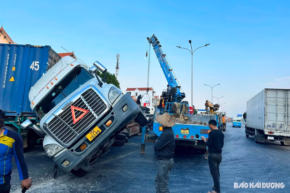Xe dau keo mat lai lat nghieng, quoc lo 5 un u khoang 2 gio-Hinh-3