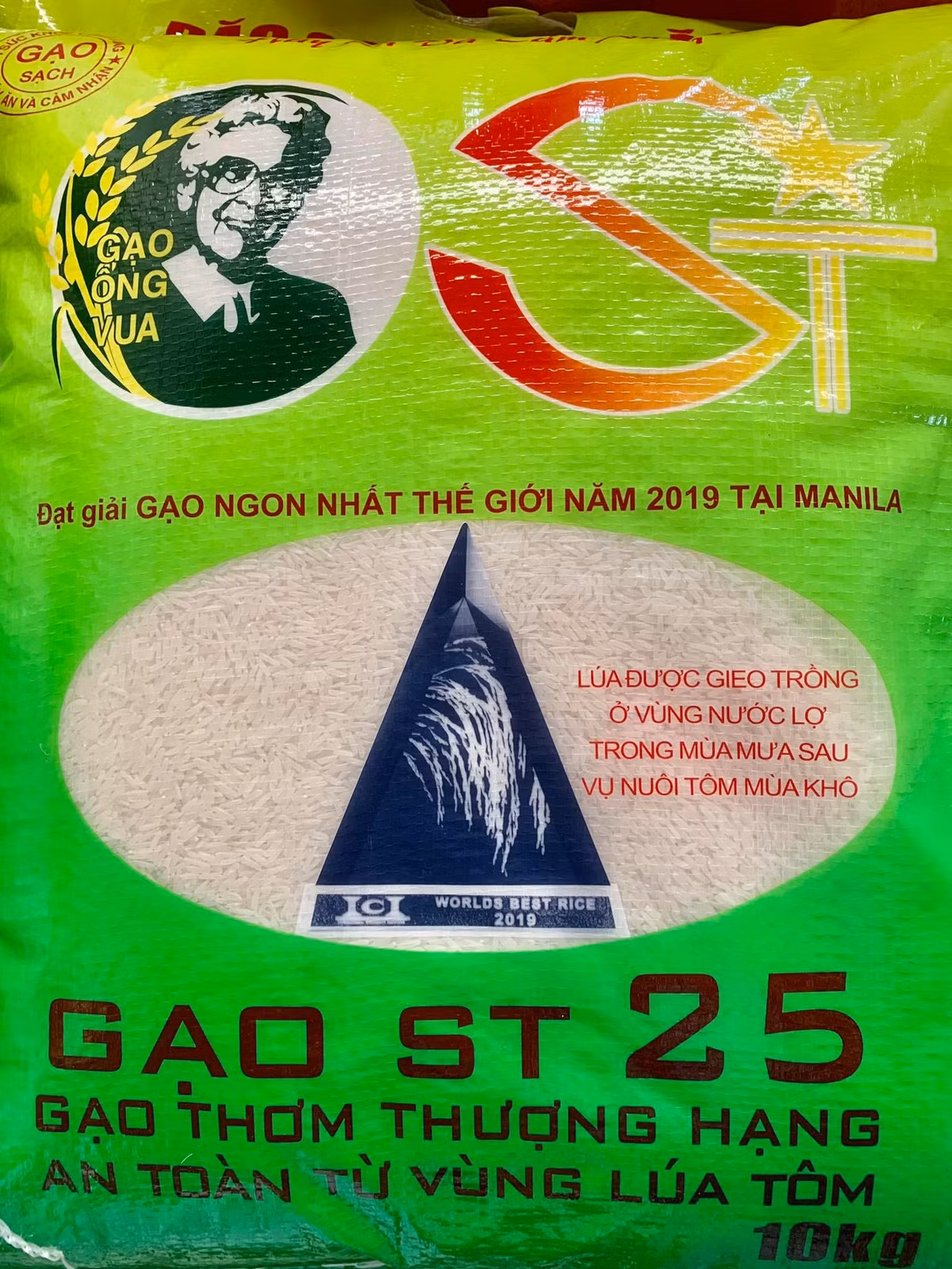 Theo khảo sát tại một số cửa hàng tạp hóa ở Hà Nội, gạo ST25 được bán với giá từ 230.000 - 285.000 đồng/ túi (10kg). Thậm chí, trên chợ mạng có người rao bán gạo ST25 với giá 170.000 đồng/túi 10 kg. Ảnh: Facebook