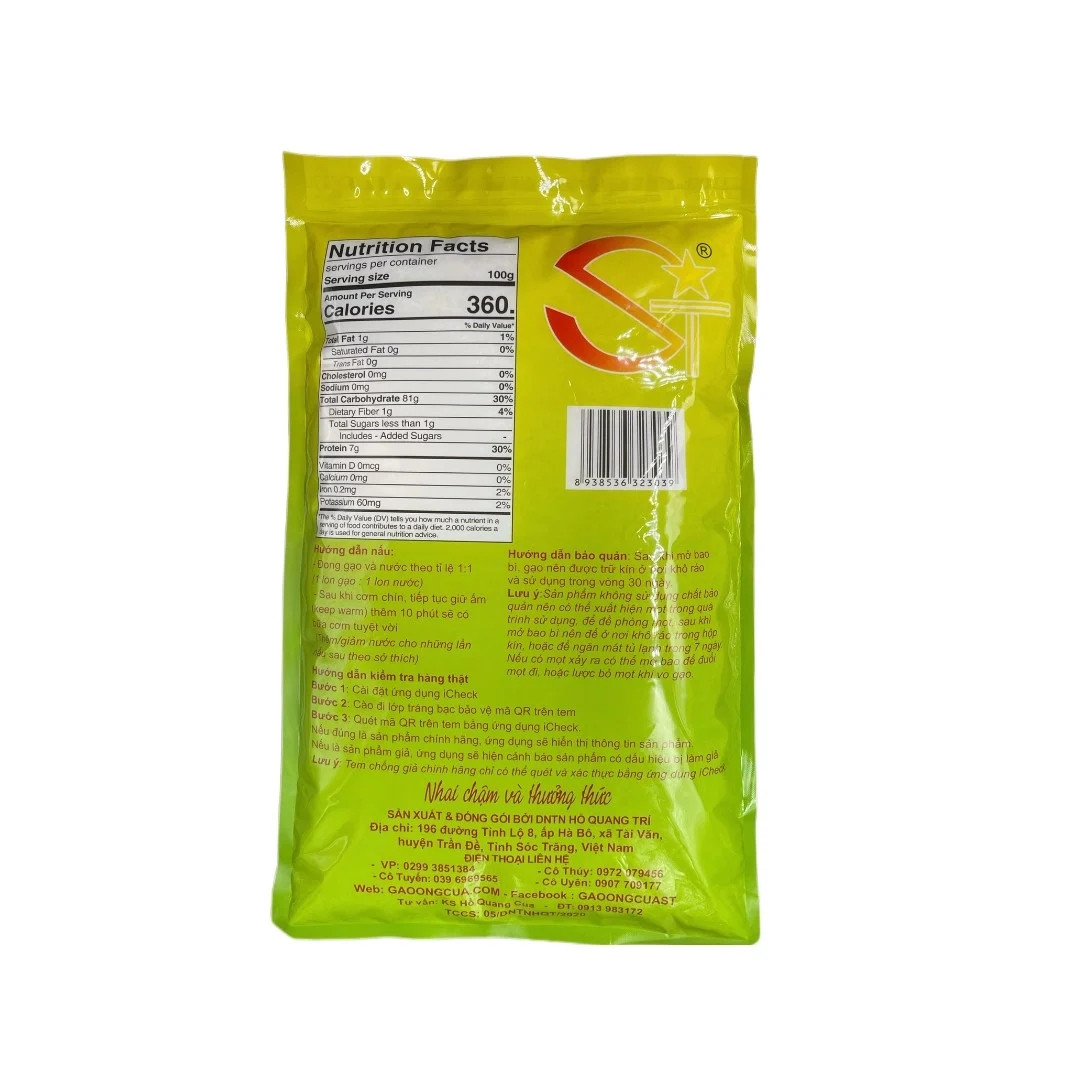 Trên bao bì có ghi thông tin tên DN Hồ Quang Trí, địa chỉ sản xuất, đồng thời gắn logo hình tam giác do Tổ chức Thương mại lúa gạo Toàn cầu chứng nhận. Đặc biệt, bao bì phải kèm 4 số điện thoại gồm của doanh nghiệp, vợ chồng ông Cua và bà Trịnh Kim Tuyến, cùng số điện thoại con gái. Ảnh: Gaoongcua